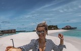 [ẢNH] Nữ cảnh sát quyến rũ nhất buộc phải lựa chọn đồng phục hay bikini